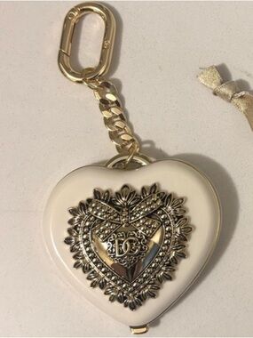 🆕💝Dolce & Gabbana - Cream Heart Compact Mirror with Gold Emblem and keychain